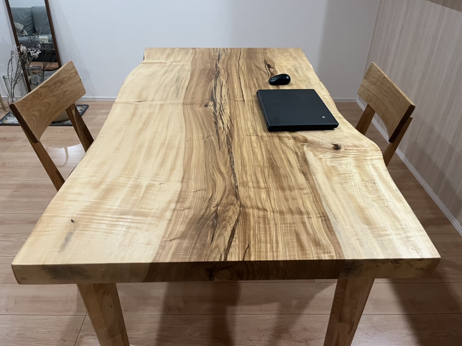 栃の木の一枚板のダイニングテーブル。僕のブログ作業場。 | きなこブログ